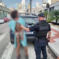 Travesti é presa ao tirar a roupa na avenida