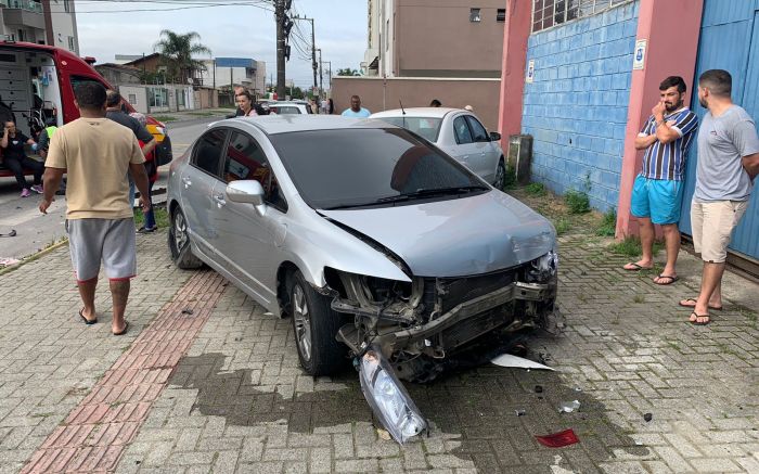 As duas motoristas foram levadas para atendimento médico (Foto: Divulgação/CBMSC)