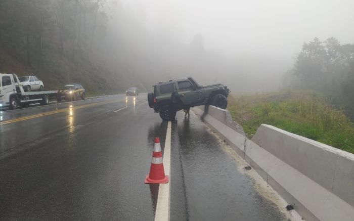 Artista bateu contra mureta de proteção na 282, em Florianópolis (Foto: Divulgação/PRF)