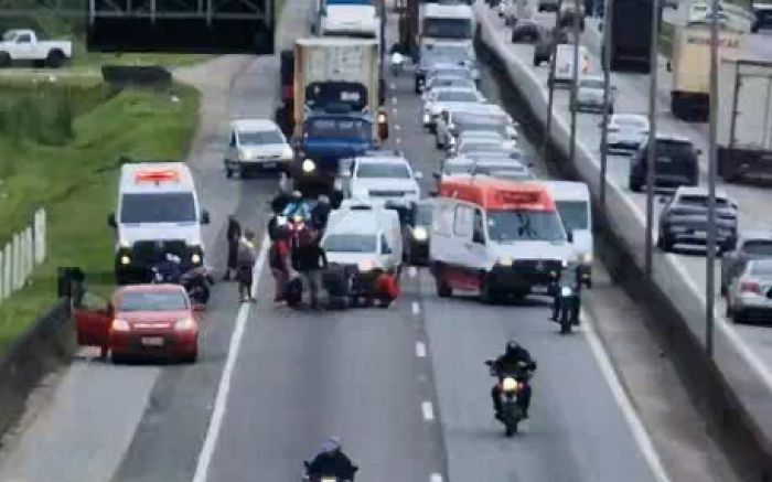 Motociclista teve fraturas nas pernas (Foto: Reprodução)