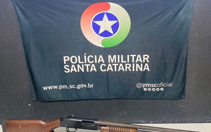 Homem foi preso com pistola e espingarda (Foto: Divulgação/PMSC)