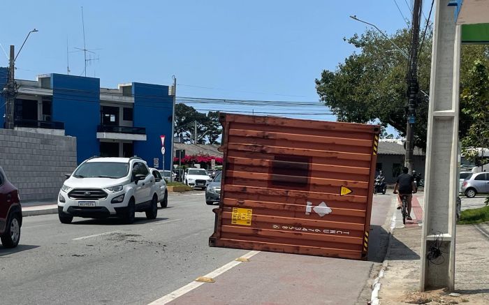 Morador alertou para acidentes no trecho após a curva da rua Blumenau

 (Foto: Leitor)