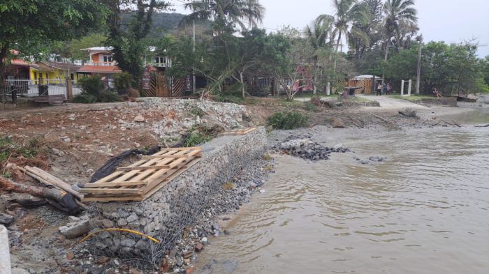 Justiça intimou prefeito a comprovar licenças para muro de pedras sobre a areia da praia (Foto: Leitor)