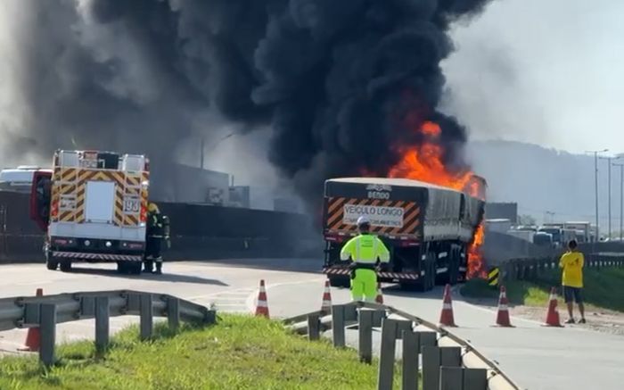 Caminhão foi destruído pelas chamas (Foto: Reprodução Juvenal Vieira)