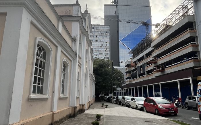 Rachaduras e outros problemas passaram a aparecer  no prédio a partir de 2022
(foto: da redação)