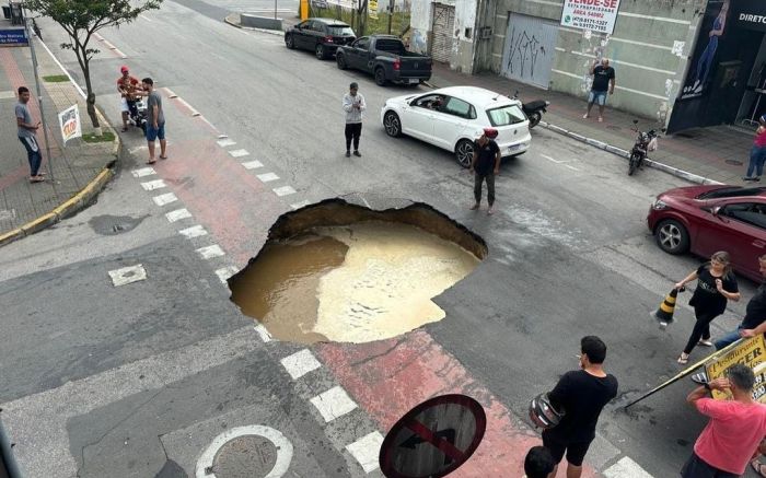 Por pouco carros não caíram no buraco (Foto: Osmar Teixeira/Instagram)