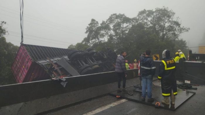 Pista está totalmente interrompida para o trabalho de resgate (Foto: Divulgação: PRF)