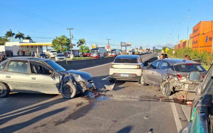 HB20, Volvo, Corsa e L200 se envolveram no acidente 
(Foto: Leitor)