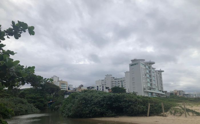 Em Itajaí, tempo fica fechado, com chance de chuva na quinta e ventania até sábado (Foto: Arquivo/João Batista)