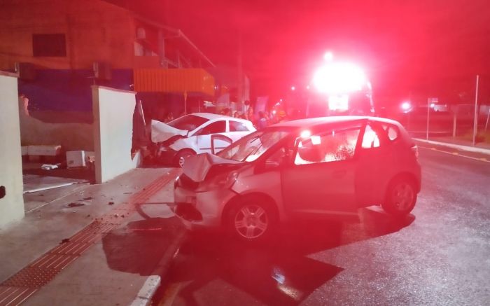 Motorista do outro carro precisou ser levado ao hospital (Foto: Divulgação/CBMSC)