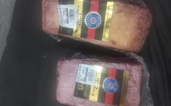 Peças de carne e ratoeiras foram levadas por dois homens (Foto: Divulgação/PMSC)