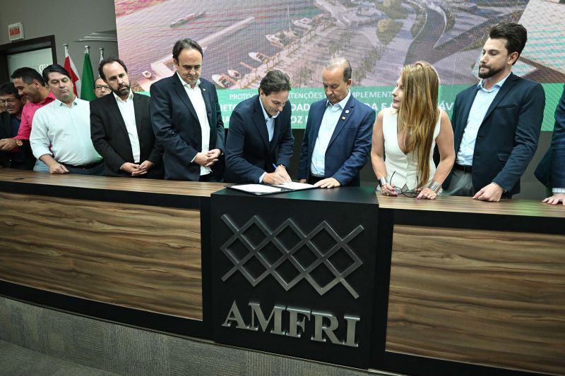 Governador esteve em Itajaí e assinou acordo com os municípios (foto: Eduardo Valente)