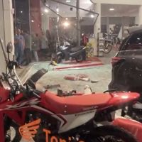 Acidente destrói motos e a vitrine da Toni Center