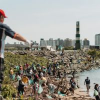 Dois mil quilos de lixo são recolhidos às margens do rio Itajaí-Açu