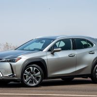 Lexus UX 330h chega ao Brasil por R$ 299.990