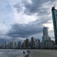 “Ciclone bomba” perde força; em SC, alerta é para temporais na terça  