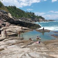 Amigos são arrastados pela correnteza na praia da Sepultura