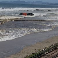 Moradores denunciam mancha suspeita perto de barco encalhado  