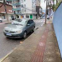 Carro com IPVA atrasado está abandonado há um mês  