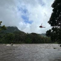 Dupla, vítima de enxurrada, fica ilhada em cima de carro