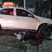 Motorista arrasta moto após batida em cruzamento  