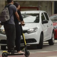 Uso de patinetes elétricos terá limite de velocidade e obrigatoriedade de capacetes  