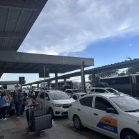 Motoristas enfrentam caos na área de embarque e desembarque do aeroporto