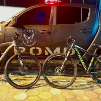 Menores são flagrados fazendo manobras com bikes furtadas