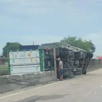 Tombamento de carreta bloqueia BR 101 nos dois sentidos em Porto Belo