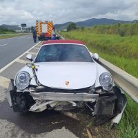 Porsche é destruído ao bater em mureta de proteção