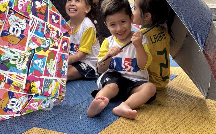 No “Chá das Cinco”, crianças e familiares se reúnem para uma tarde de leitura, reforçando laços afetivos e o gosto pela literatura (Foto: Fabrício Pitella)