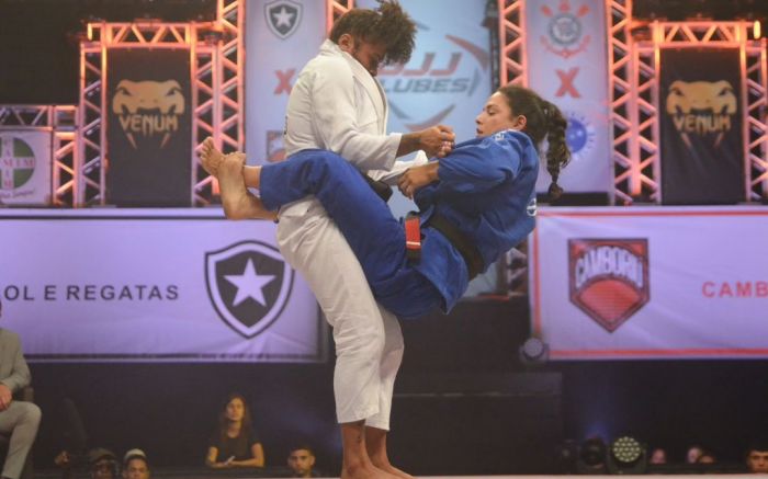 Victória Ulrich (de azul) venceu uma das lutas para a Cambura. Foto: M8Sports/BJJ Clubes