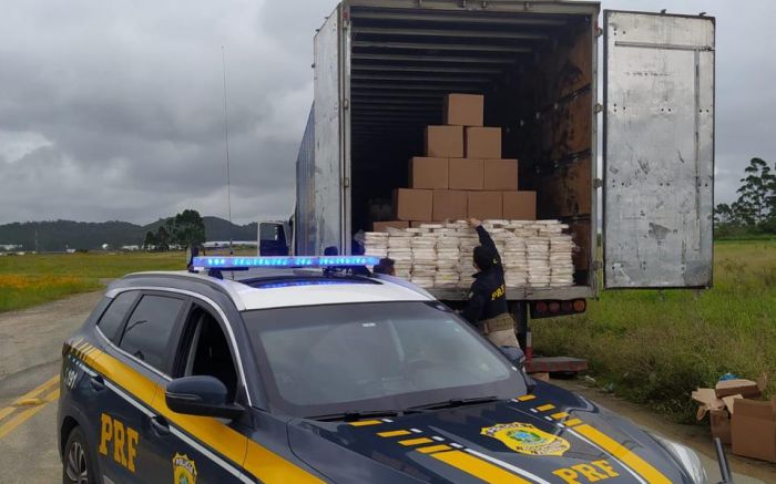 PRF achou mais de 1300 quilos da droga em caixas de papelão (Foto: PRF)