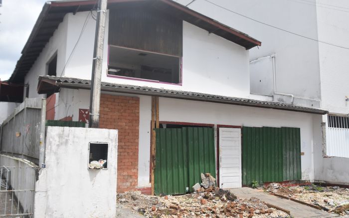 Casas já foram “depenadas” e estão prontas pra demolição (Foto: João Batista)