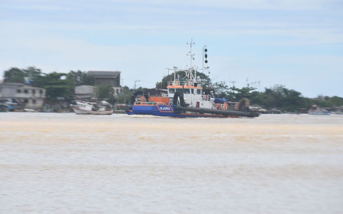 Draga Njord voltou a operar nesta sexta-feira no rio Itajaí-açu (Foto: João Batista)  