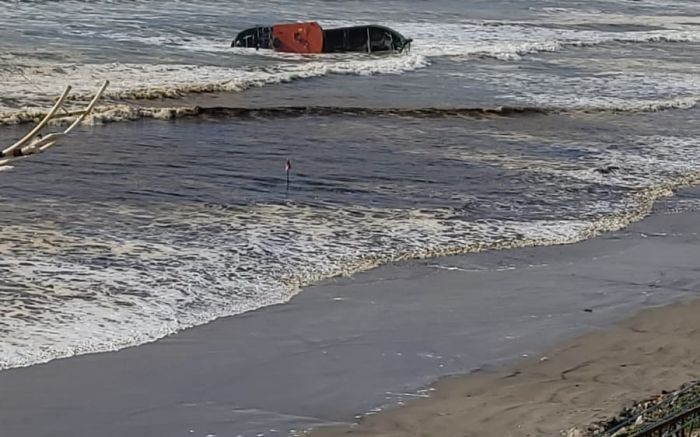 Mancha parece um vazamento perto do barco naufragado  (Foto: leitor)