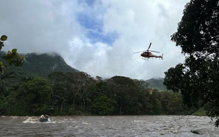 Resgate foi feito por helicóptero (Foto: Divulgação/CBMSC)