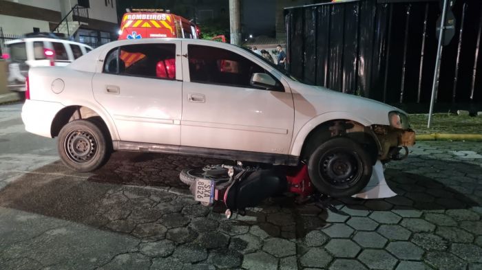 Motociclista foi socorrido pelos bombeiros (Foto: leitor)