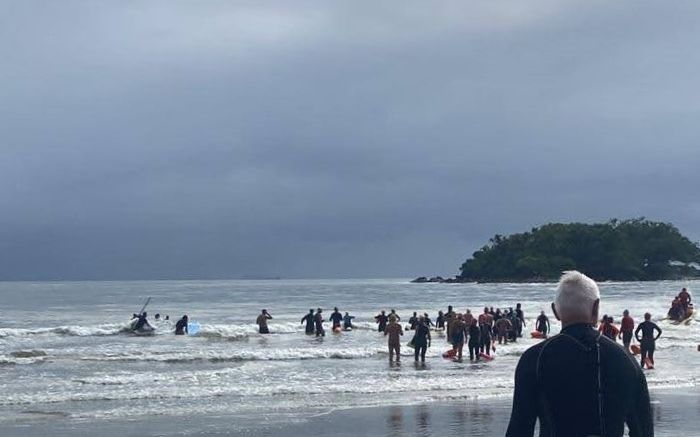 Ato reuniu nadadores, surfistas, canoístas e banhistas na Praia Central (Foto: Divulgação)