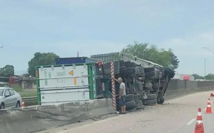 Caminhão tombou sobre mureta central no km 158 (Foto: Reprodução/Redes sociais)