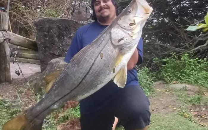 Peixão de 20,5 quilos foi capturado por Marlon Braz Jr. (Foto: Leitor)