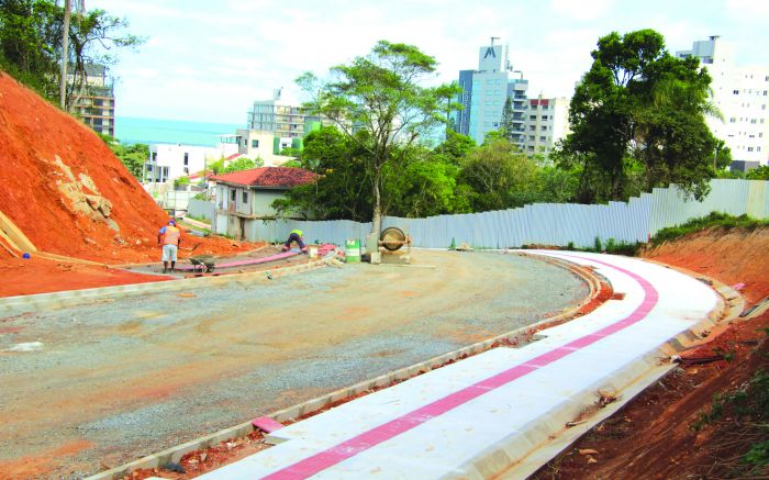 Próximo passo é preparar o terreno para receber asfalto (Foto: Marcos Porto)