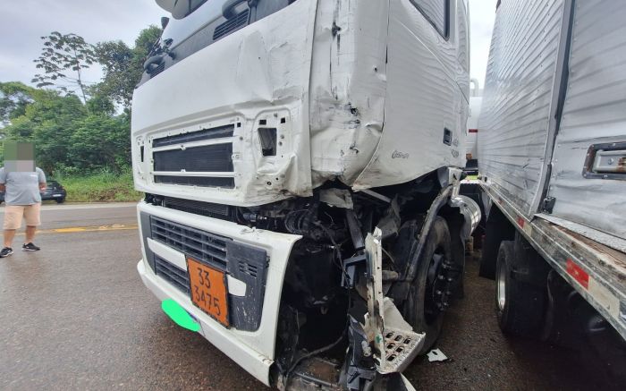 Caminhão Volvo bateu com outros dois veículos; motorista ficou gravemente ferida (Foto: Divulgação/PRM)