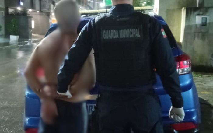 Assaltante tentou roubar a carteira da vítima (Foto: Divulgação/GMI) 