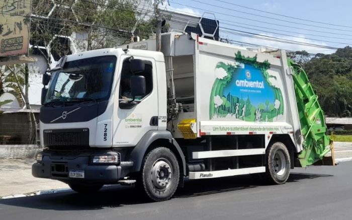 Caminhão do lixo vai passar das 22h35 às 6h (Foto: Divulgação/PMBC)