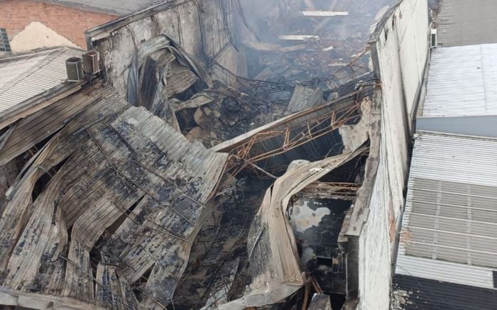 Bombeiros precisaram de 80 mil litros de água e quatro horas de trabalho para combater as chamas (Foto: Divulgação/PMB)