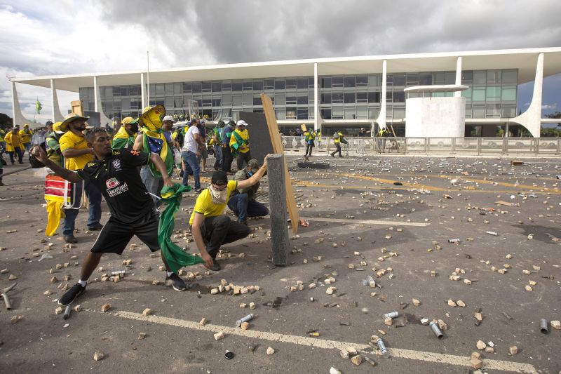 Participantes destruíram parte do Alvorada (foto: reprodução)