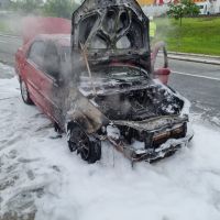 Siena vermelho pega fogo após vazamento de gás em Balneário 