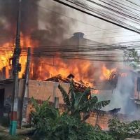 Vídeos mostram casa no bairro Monte Alegre sendo destruída pelas chamas  