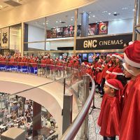 Alunos do Salesiano emocionam com cantata de Natal no Balneário Shopping